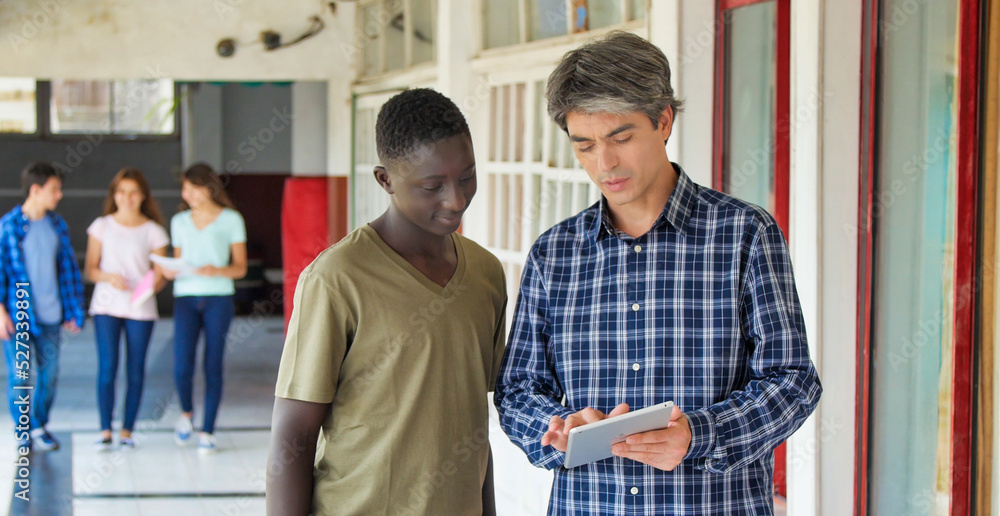 Naklejka premium Teacher talking to the students at school