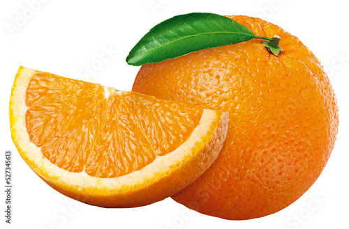 pedaço de laranja e laranja inteira com folha em fundo branco