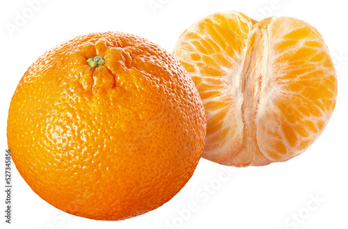 Tangerina inteira e tangerina descascada em fundo branco photo