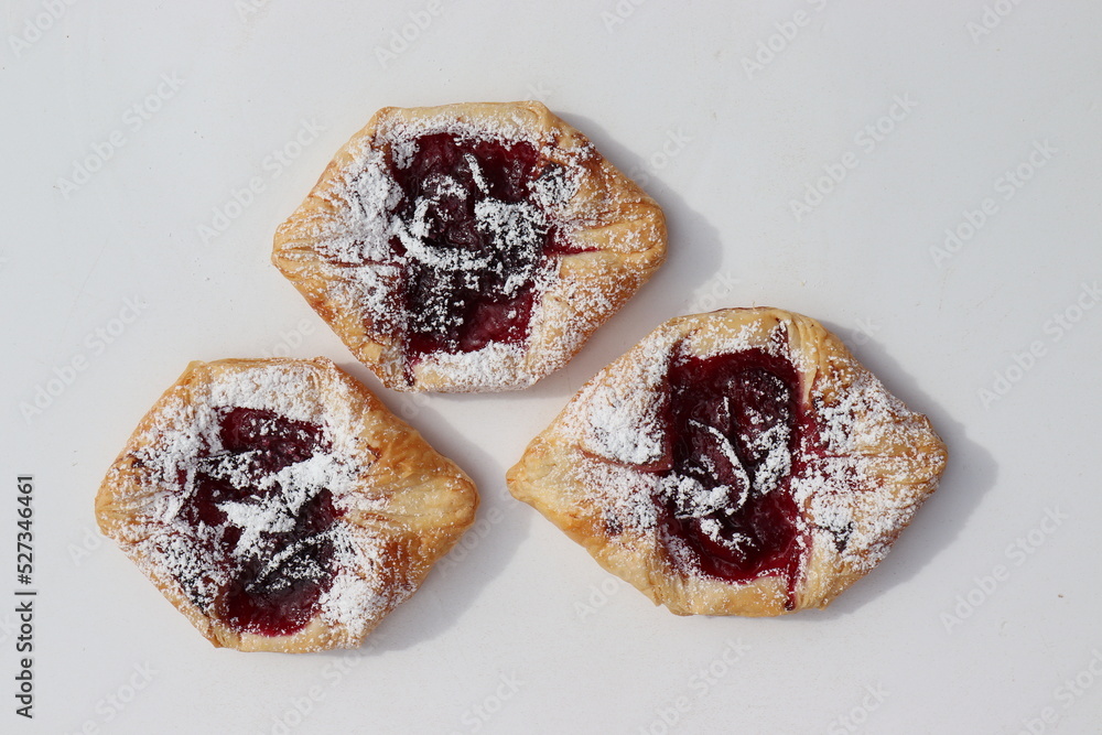 Blätterteig mit Zwetschgenfüllung.Blätterteigteilchen mit Pflaumen ...