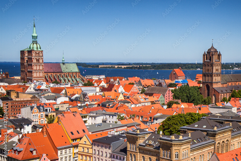 Obraz premium A view of a seaside city over the rooftops