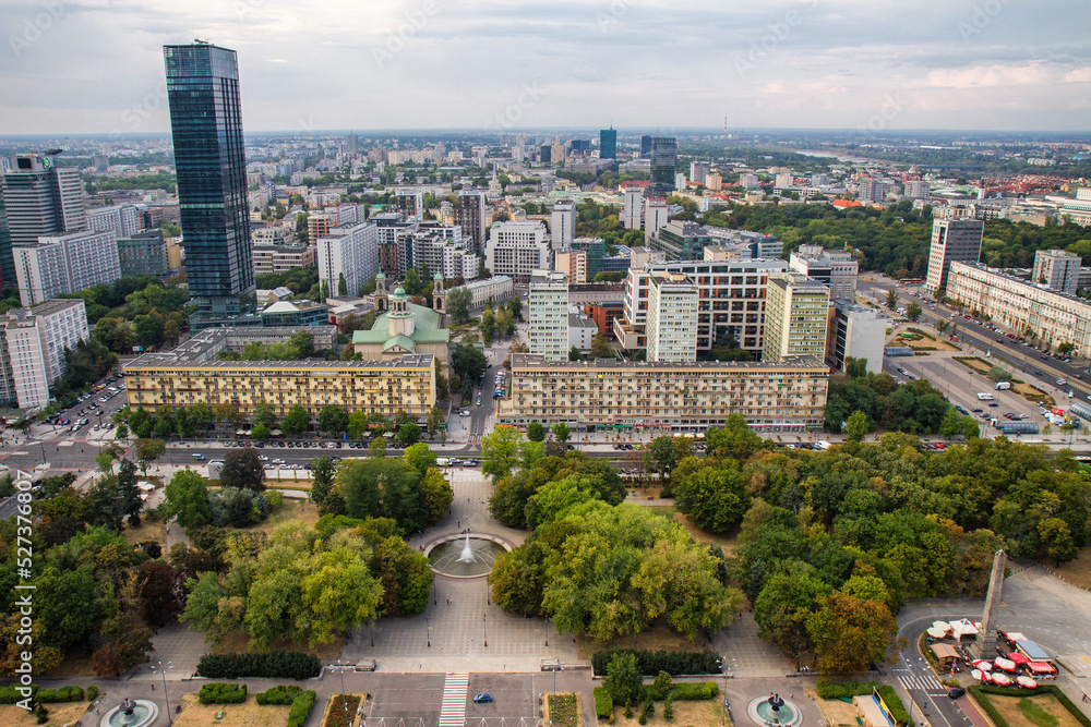 Fototapeta premium A view of the city with traffic and surroundings
