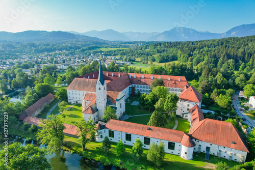 Stift Viktring bei Klagenfurt am Wörthersee aus der Luft