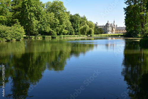 Lac et château de Chantilly. France