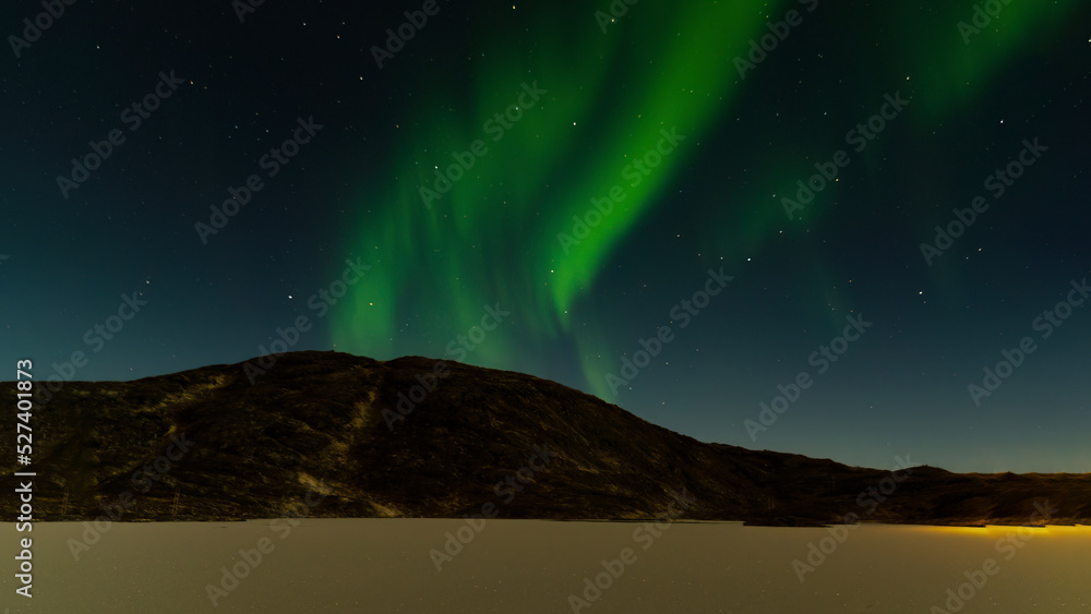Polarlichter über einer Bergkuppe und einem Schneefeld, Norwegen Polarlichter über einer Bergkuppe und einem Schneefeld, Norwegen