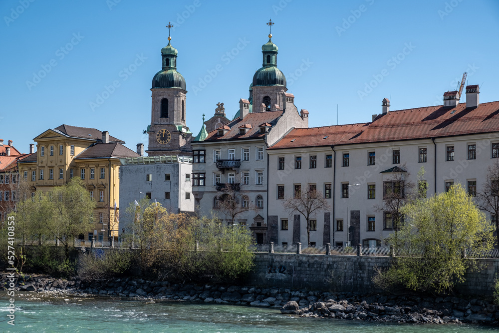 Fototapeta premium Blick über den Fluss auf Innsbruck