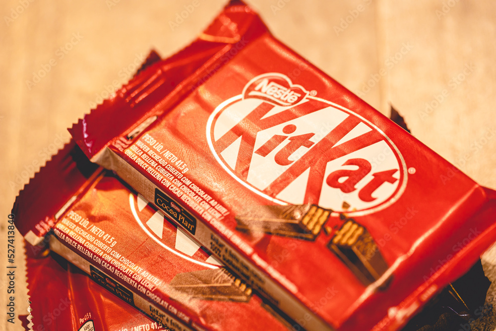 Kit Kat. Pacotes de Kit Kat sobre uma mesa texturizada. Wafer, Chocolate, Editorial. Stock Photo