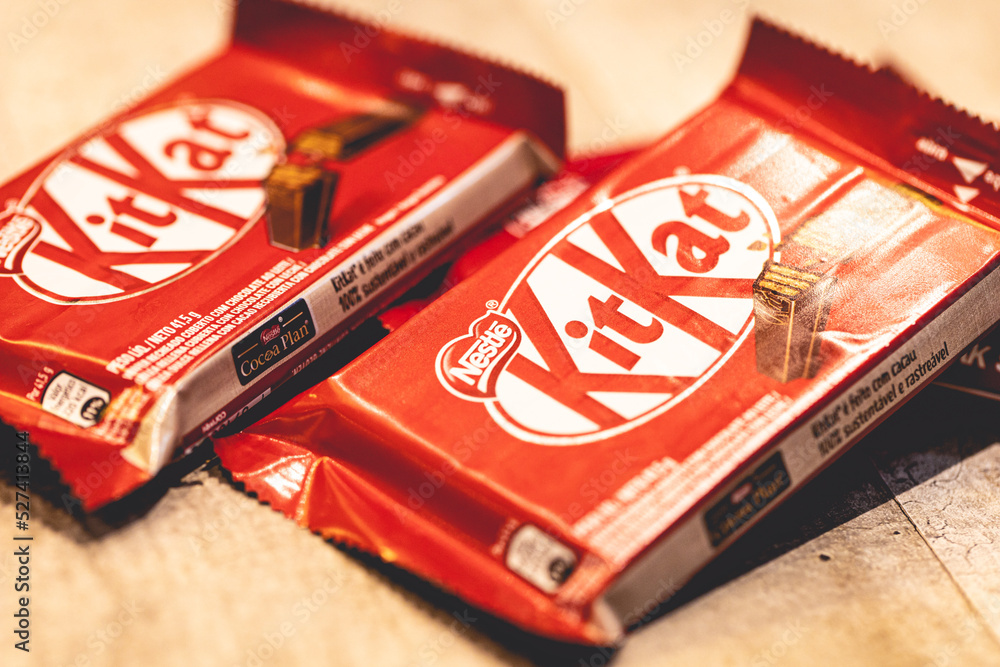 Kit Kat. Pacotes de Kit Kat sobre uma mesa texturizada. Wafer