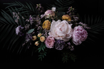Papier peint photo Magasin de fleurs Pivoines et fleurs sur fond noir  © Iuliia Pilipeichenko