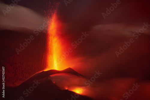 Gran erupción del volcán Cumbre vieja en la Palma con gran nube de piroclastos.