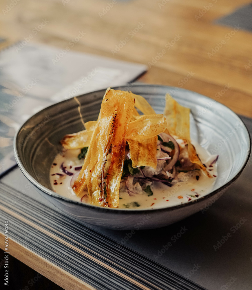 Un excelente plato gourmet de ceviche peruano Un excelente plato gourmet de ceviche peruano