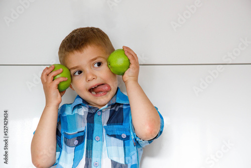 Chłopiec trzyma jabłka - przedszkolak, zdrowe odżywianie, drugie śniadanie, zdrowe jedzenie do szkoły