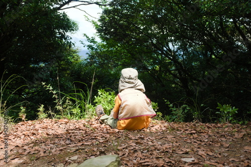 歩き疲れて休憩している子ども