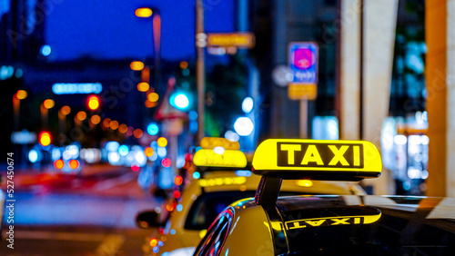 Fényképezés Taxi Cabs In The City At Night