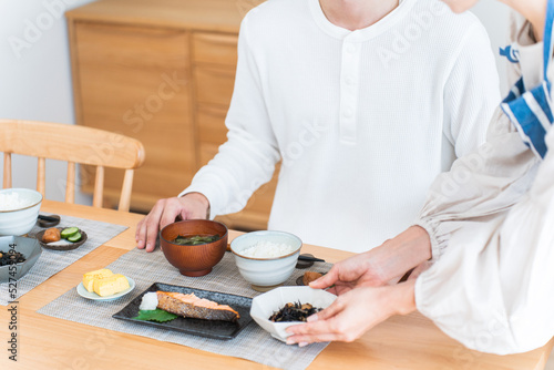 食事を準備する日本人女性