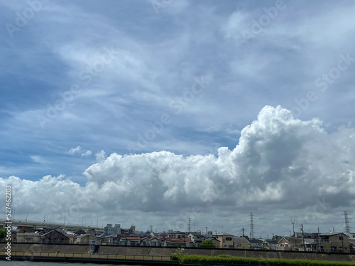 住宅街の上に広がる日本の夏の雲 photo