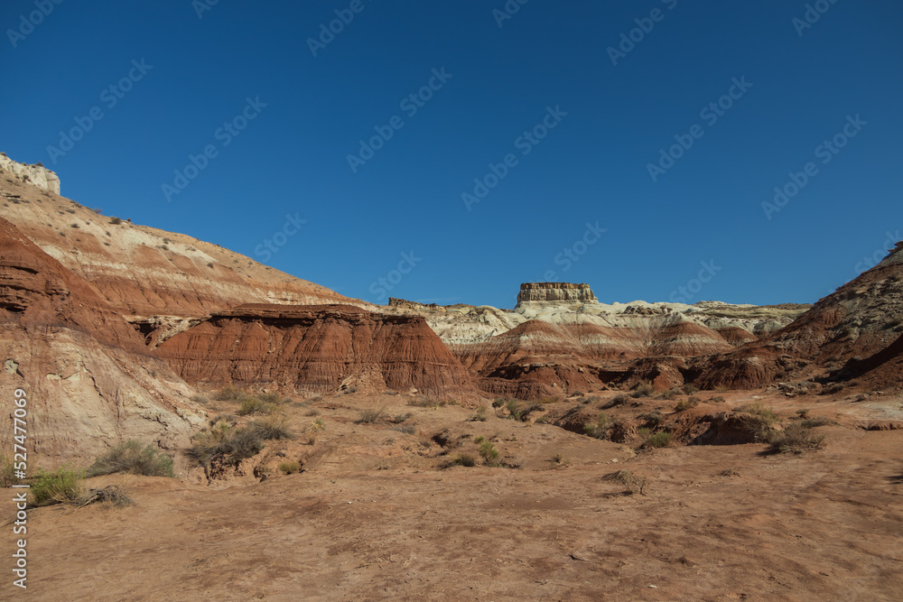 Fototapeta premium Red and white sandstone rock formations in Arizona