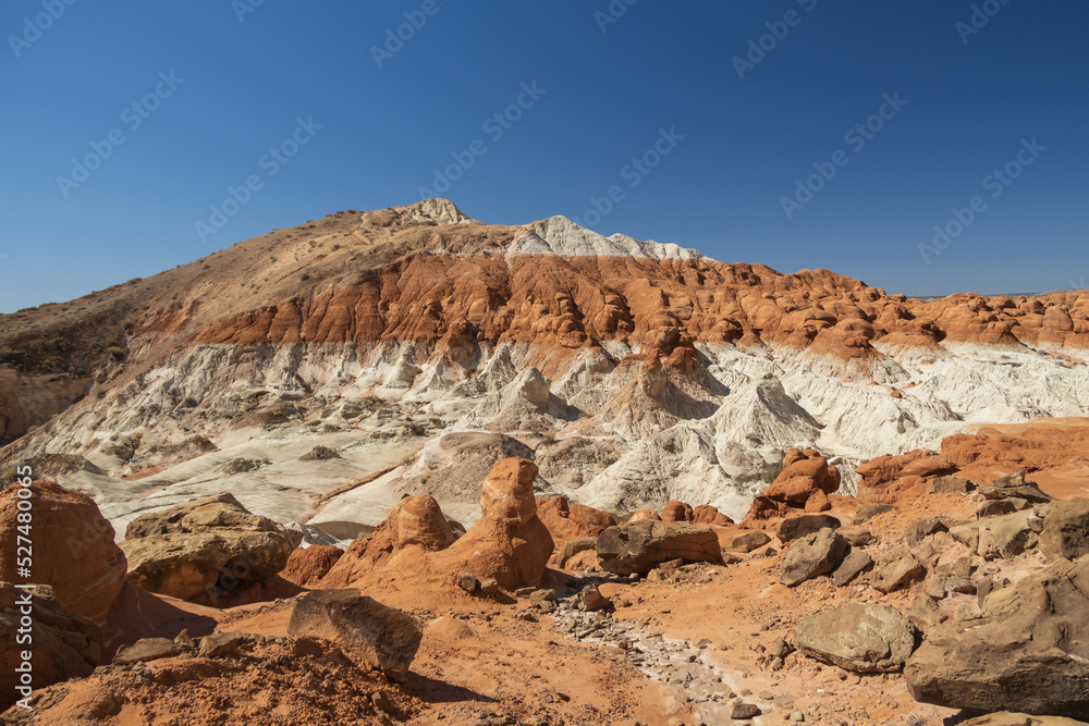 Fototapeta premium Red and white sandstone rock formations in Arizona 
