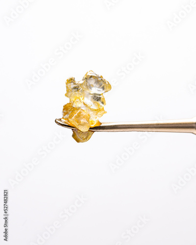 Quadro su tela Saucey live resin diamonds on a gold titanium dab tool with a white background