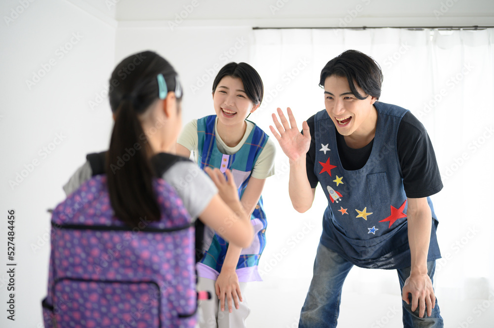 学童などでバイバイする子ども 学童などでバイバイする子ども