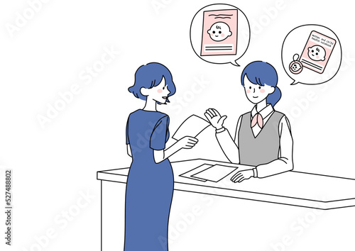 役所に届けを出す妊婦