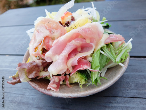 手作りドレッシングで食べる生ハムサラダ