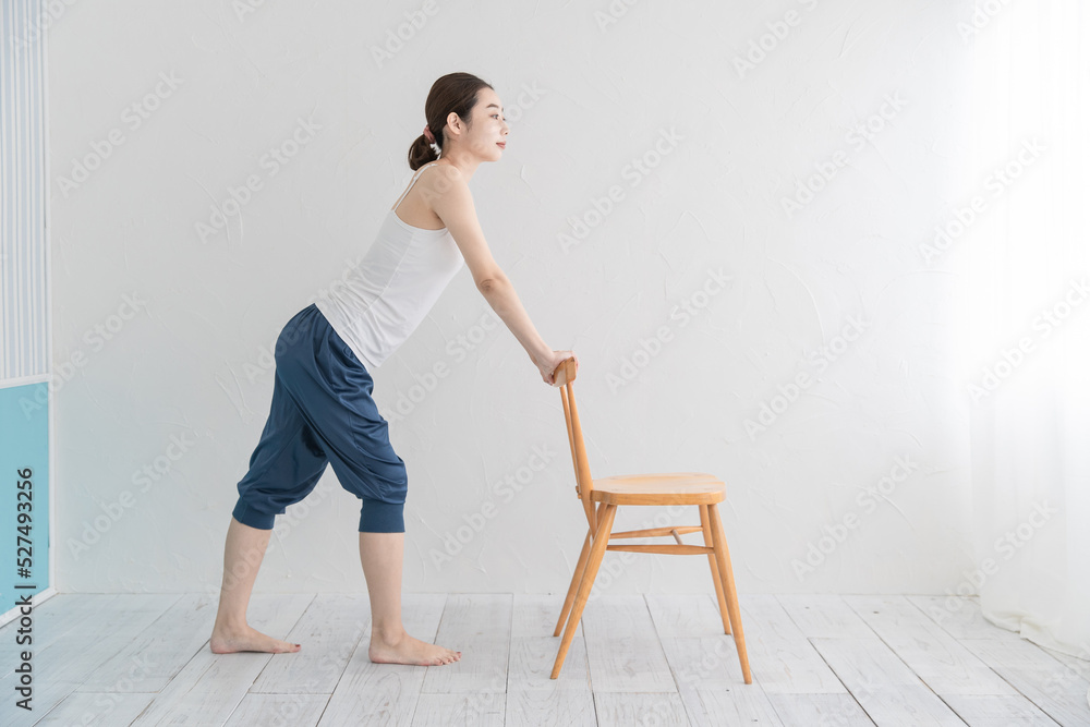 Fototapeta premium ストレッチ・体操をする女性 