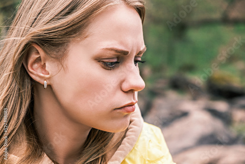 Φωτογραφία Side view portrait of a young serious upset woman clenching her teeth with a tense jaw