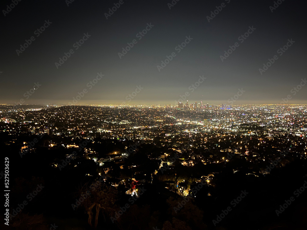 Fototapeta premium view overlooking Los Angeles at night from Griffith Park