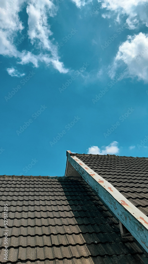 Fototapeta premium roof with bright sky background