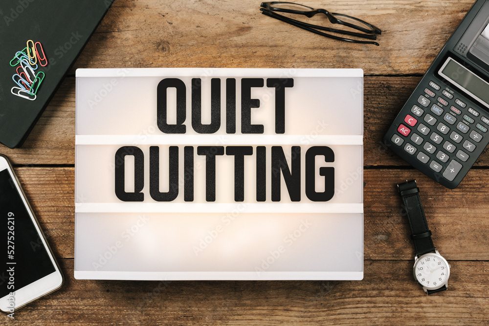 Quiet Quitting text headline in vintage style light box on office deskt op - obrazy, fototapety, plakaty 