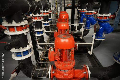 Obraz na płótnie Row of heavy industry powerful liquid pumps used in refrigeration or heat pump systems w salonie