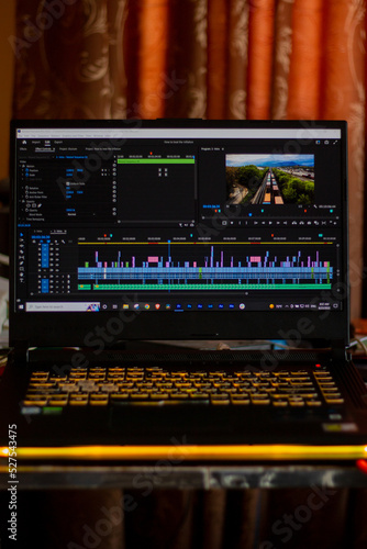 Obraz na płótnie Editing videos on laptop, Premiere w salonie