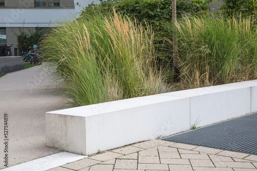 Canvastavla Modern garden design and landscaping: A white concrete block usable as bench dec