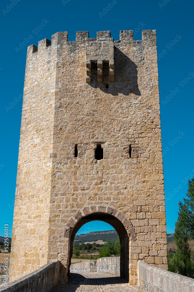Torre fortificada del siglo XV sobre el puente medieval de origen romano en la villa de Frías, provincia de Burgos, España