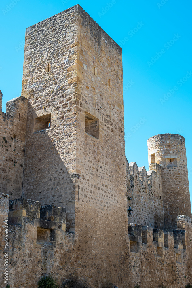 Torres y muralla almenada del castillo medieval de Frías, provincia de Burgos, España Torres y muralla almenada del castillo medieval de Frías, provincia de Burgos, España