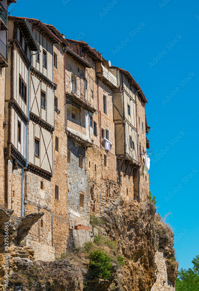 Vista de las antiguas casas colgadas de estilo medieval en la villa de Frías, provincia de Burgos, España