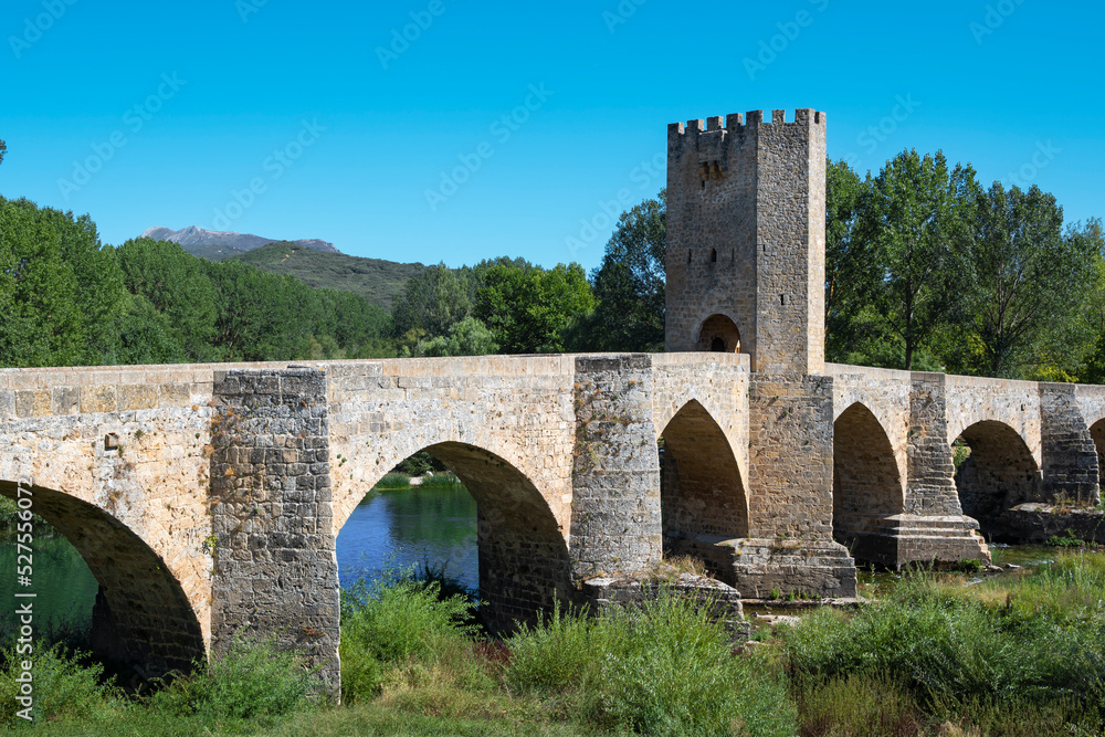 Vista del puente medieval de origen romano con torre fortificada del siglo XV sobre el río Ebro a su paso por la villa de Frías, España