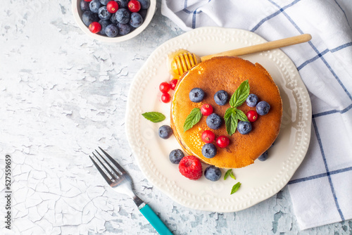 Healthy summer breakfast, h...