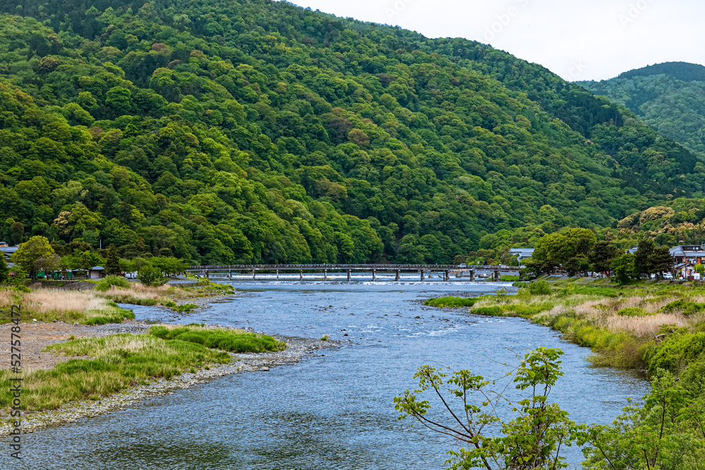 嵯峨野と嵐山を隔てて流れる桂川に架かる渡月橋(京都) 嵯峨野と嵐山を隔てて流れる桂川に架かる渡月橋(京都)