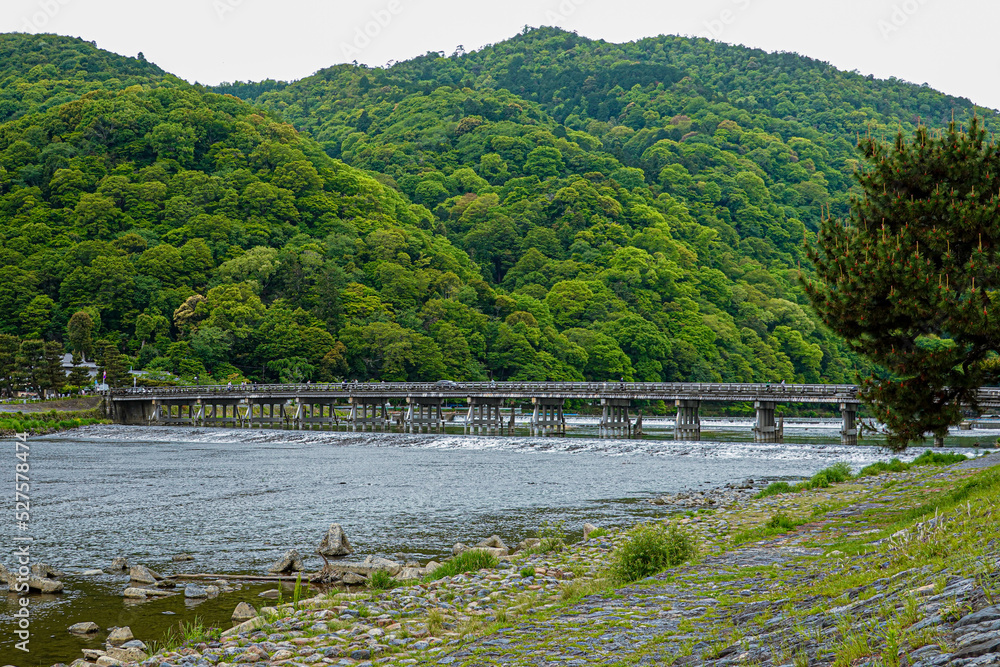 嵯峨野と嵐山を隔てて流れる桂川に架かる渡月橋（京都）