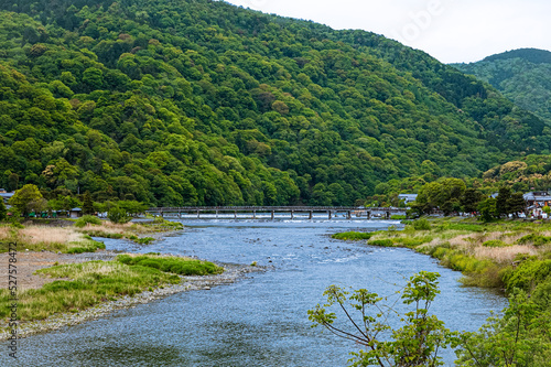 嵯峨野と嵐山を隔てて流れる桂川に架かる渡月橋（京都）