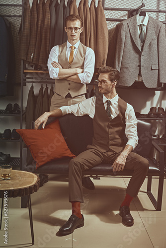 Fotografie gentlemen in clothes shop