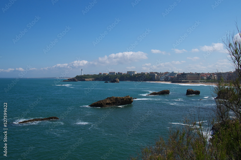 Vue de Biarritz depuis le sentier du littoral. Vue de Biarritz depuis le sentier du littoral.