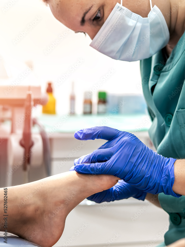 Obraz premium Podiatry doctor examines the foot. Selective focus