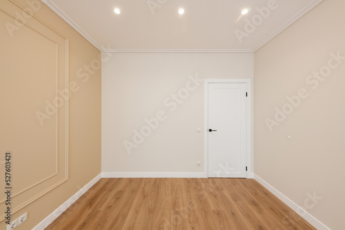 Interior design of a room with light walls. emptiness is pure. lighting