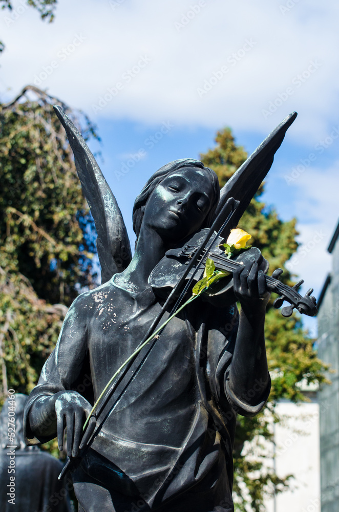 La statua bronzea di un angelo che suona il violino su cui hanno
