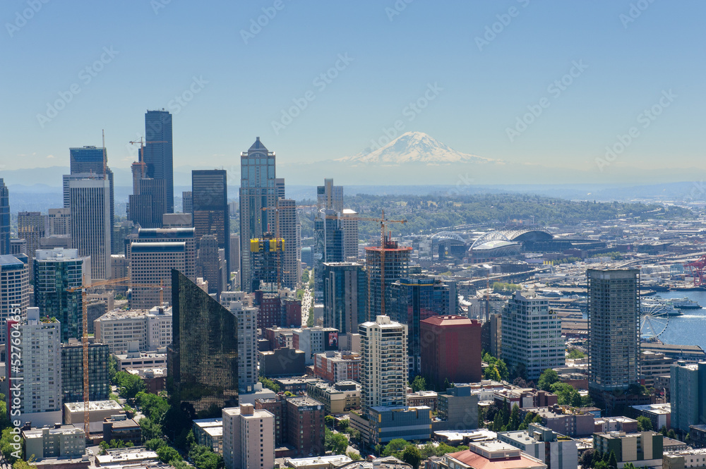 Fototapeta premium Downtown Seattle with Mount Rainier