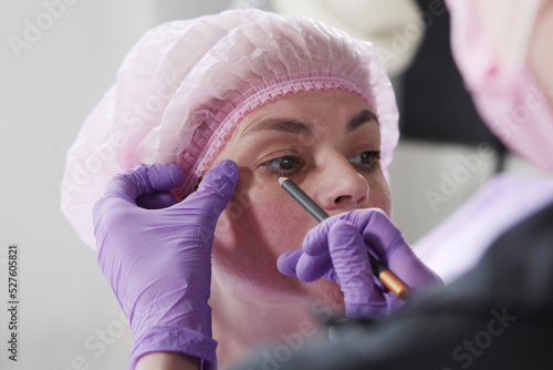 The cosmetologist makes a pencil marking on the patient's face before the skin rejuvenation procedure.Injections for the face and beauty maintenance. Cosmetic clinic.