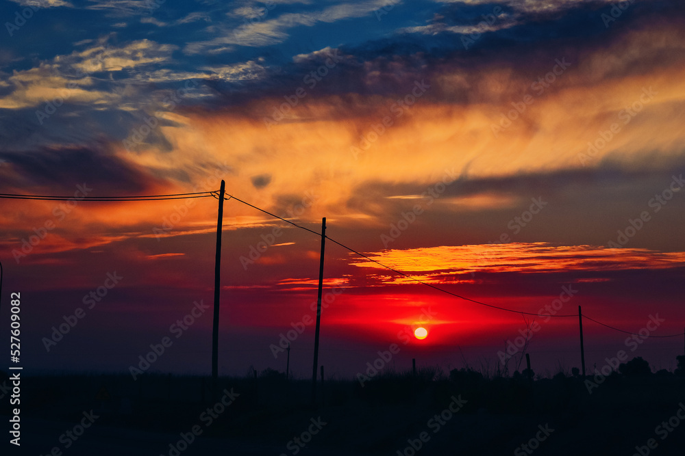Obraz premium Dramatic sunset on the outskirts of the village. Evening